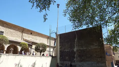 El mayo está colocado en lo alto del chopo en el frontón de Murieta.