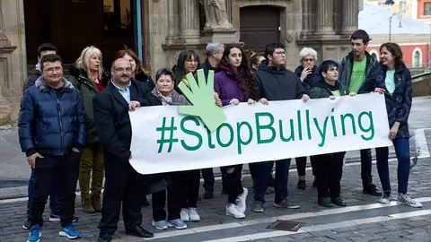 Concentración contra el acoso escolar en la plaza del Ayuntamiento de Pamplona (02). IÑIGO ALZUGARAY