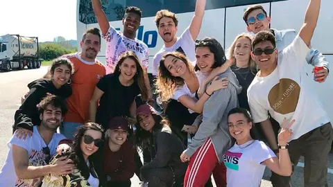 Algunos de los integrantes de Operación Triunfo en su viaje a Pamplona para el concierto. TWITTER