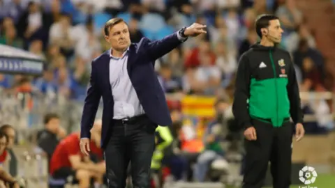 Cristóbal Parralo delante del banquillo del Alcorcón. La Liga.