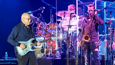 El músico Mark Knopfler actúa en concierto en el pabellón Navarra Arena. MIGUEL OSÉS 8