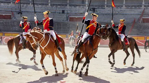 Exhibición ecuestre de la Guardia Civil y agentes a caballo en la Plaza de Toros de Pamplona dentro de los actos de celebración del 175 aniversario del cuerpo. IÑIGO ALZUGARAY