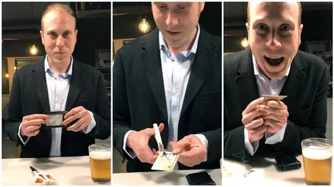 El parlamentario de Geroa Bai, Jokin Castiella, rompe su DNI y lo graba entre risas.