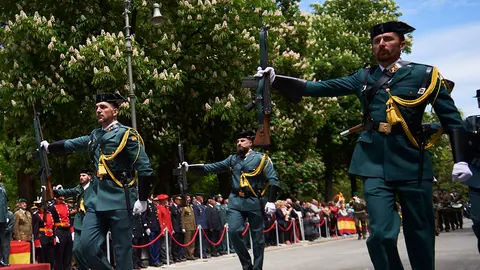 La Guardia Civil desfila por El Bosquecillo con motivo de su 175 aniversario. PABLO LASAOSA 17