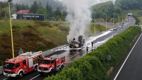 Imagen del camión grúa que ha sufrido un incendio cuando circulaba a la altura de Alsasua, lo que ha provocado grandes retenciones de tráfico POLICÍA FORAL 5