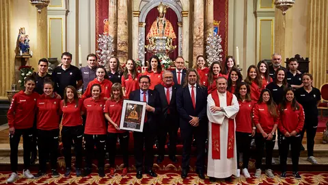 El Osasuna Femenino es recibido en la capilla de San Fermín. MIGUEL OSÉS 14