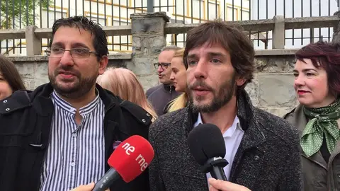 Gaxan Sad y Mikel Buil, en un acto de Podemos celebrado en Pamplona EUROPA PRESS