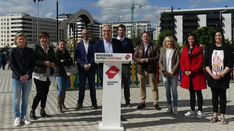 El candidato a la alcaldía de Pamplona, Enrique Maya, durante un acto electoral junto a su equipo CEDIDA