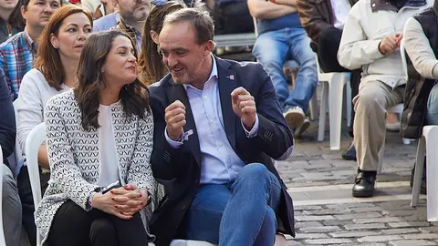 Inés Arrimadas, y el candidato a la presidencia Javier Esparza, participan en un acto electoral de Navarra Suma. ÍÑIGO ALZUGARAY (93)