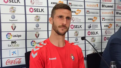 El jugador de Osasuna Oier Sanjurjo en rueda de prensa en Tajonar.