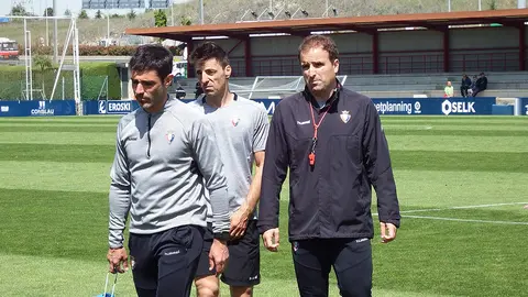 Jagoba Arrasate con sus ayudantes en Tajonar