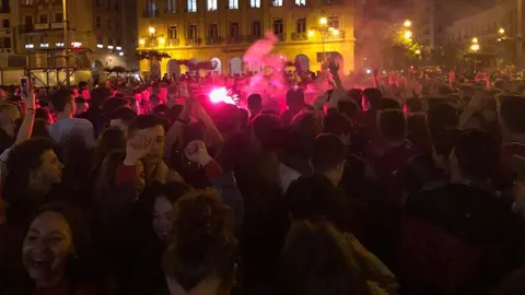 Celebración de la afición rojilla en la plaza del Castillo PABLO LASAOSA