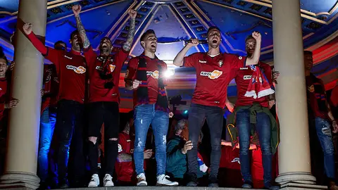 Jugadores y cuerpo técnico de Osasuna celebran el ascenso a Primera División en la plaza del Castillo de Pamplona (33). IÑIGO ALZUGARAY