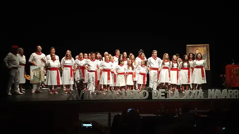 Imagen de la celebración de la XVII certamen de jotas Villa de Burlada celebrado en la Casa de Cultura de la localidad navarra CEDIDAS 2