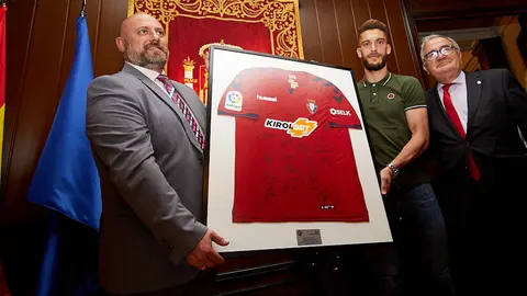 El delegado del Gobierno en Navarra, Jos.. Luis Arasti, recibe a Osasuna masculino y femenino con motivo de sus respectivos ascensos a Primera Divisi..n y a Primera B. I..IGO ALZUGARAY