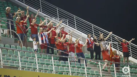 La afición de Osasuna desplazada hasta Córdoba celebra con los jugadores la consecución del título de campeones de Segunda División LALIGA