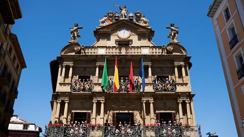 AGAO canta en los balcones del Ayuntamiento de Pamplona. PABLO LASAOSA 2