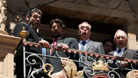 AGAO canta en los balcones del Ayuntamiento de Pamplona. PABLO LASAOSA 25