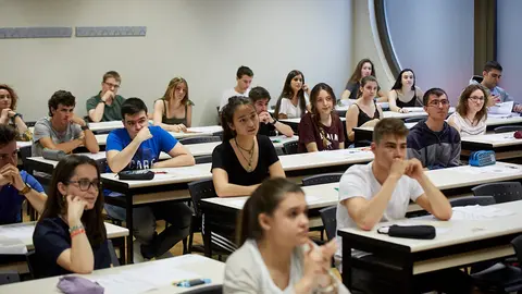 Inicio de las pruebas de la evaluaci..n para el acceso a la universidad (EvAU) en la Universidad P..blica de Navarra. I..IGO ALZUGARAY