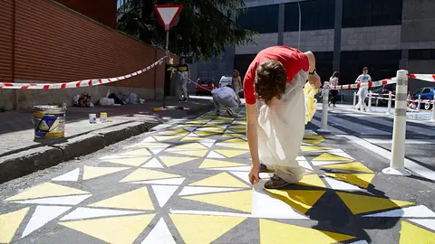 Alumnos del colegio Liceo Monjardín participan en la ejecución del primer corredor escolar seguro en Pamplona. ÍÑIGO ALZUGARAY