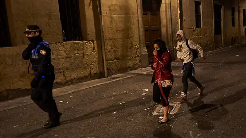 Salida de los Okupas de la casa de Jarauta 13 en la madrugada del sabado. MIGUEL OSES