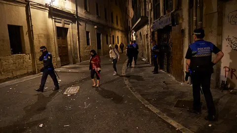 Salida de los Okupas de la casa de Jarauta 13 en la madrugada del sabado. MIGUEL OSES