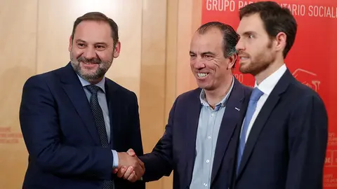 El secretario de Organización del PSOE, José Luis Ábalos (i), durante la reunión que ha mantenido con los representantes de Navarra Suma (UPN, PP y C&#39;s) Carlos García Adanero (c) y Sergio Sayas, dentro de la ronda de contactos para sacar adelante la investidura del candidato socialista, Pedro Sánchez. EFE/ Emilio Naranjo