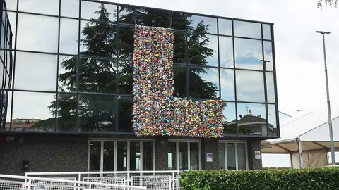 La letra L, formada por dos mil bolsas de plástico, en la fachada de las instalaciones de Oberena.