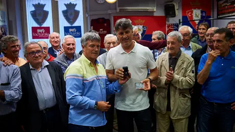 Los veteranos de Osasuna le entregan un placa al presidente del club, Luis Sabalza. MIGUEL OSES