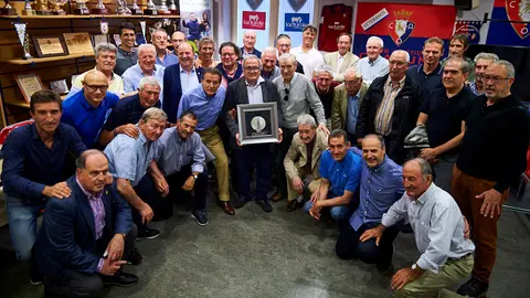 Los veteranos de Osasuna le entregan un placa al presidente del club, Luis Sabalza. MIGUEL OSES