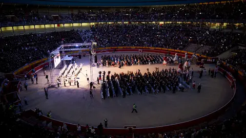 Actuación de multiples bandas de musica en la plaza de toros de Pamplona en el centenario de La Pamplonesa. MIGUEL OSES