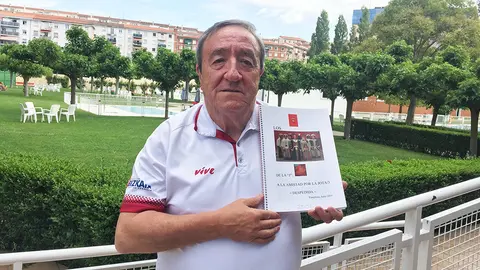 El pamplonés Javier Asurmendi junto a su libro recopilatorio de jotas navarras.