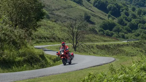 Un agente participa en el curso de perfeccionamiento de conducción de motos de gran cilindrada POLICÍA FORAL