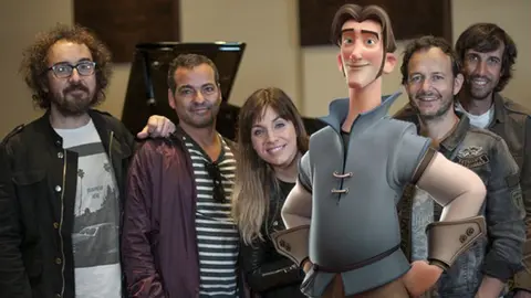 Los componentes de La Oreja de Van Gogh, con la vocalista navarra Leire Martínez a la cabeza, posan con uno de los personajes de animación de la película Elcano y Magagallanes a la que ponen banda sonora