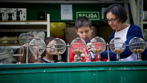 Sorteo en la tómbola de Caritas en Pamplona. IÑIGO ALZUGARAY