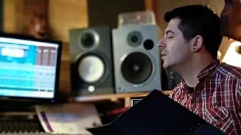 Imágenes de la grabación de &#39;Besos de almohada&#39;, la balada rock de Santi Urtubia sobre los Sanfermines acompañada por la voz de Marian Ruiz y los arreglos de Manuel Fernández. CEDIDAS