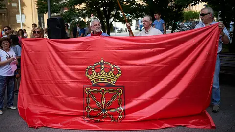 Protesta en la plaza del Vínculo en contra de los pactos del PSN con Geroa Bai y Bildu bajo el lema 'Será legal, pero no moral'. MIGUEL OSÉS