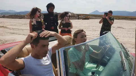 escena del coche de KISS ME MALIBU