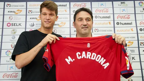 El director deportivo de Osasuna, Braulio Vázquez, presenta al delantero catalán Marc Cardona como nuevo jugador rojillo. IÑIGO ALZUGARAY