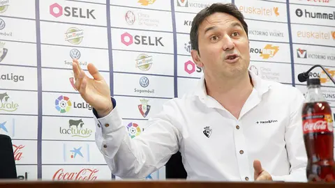 El director deportivo de Osasuna, Braulio Vázquez, presenta al delantero catalán Marc Cardona como nuevo jugador rojillo. IÑIGO ALZUGARAY