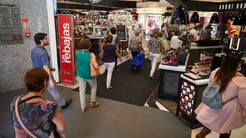 Inicio de las rebajas de El Corte Ingles en Pamplona. MIGUEL OSÉS