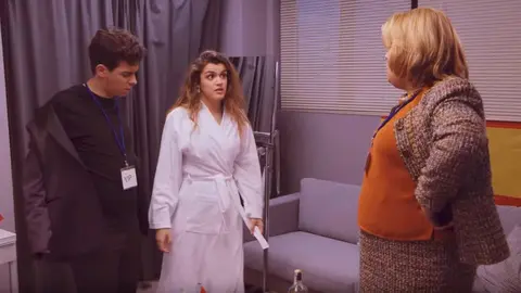 Amaia Romero y Alfred junto a Paquita Salas en un anuncio promocional. NETFLIX