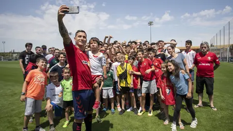 Chimy Ávila, el último refuerzo de Osasuna, se saca una foto con los aficionados que han acudido a Tajonar para presenciar su presentación. OSASUNA
