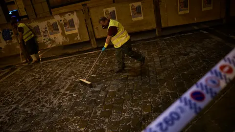 Técnicos comienzan a aplicar el líquido antideslizante en el recorrido del encierro. MIGUEL OSÉS