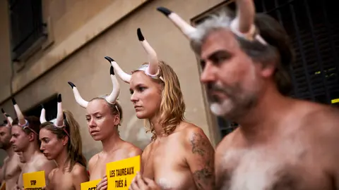 PETA y Anima Naturalis en su tradicional protesta el 5 de julio de 2019 en la plaza del Ayuntamiento de Pamplona. PABLO LASAOSA02