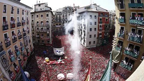 Lanzamiento del tradicional chupinazo con el que han dado comienzo las fiestas de San Fermín 2019, este sábado en la Plaza del Ayuntamiento de Pamplona. Los Sanfermines 2019 han arrancado este mediodía en un ambiente festivo y musical con el lanzamiento del chupinazo por parte de Jesús Garisoain, subdirector de la banda municipal de música La Pamplonesa que, en su centenario, ha sido la elegida por los pamploneses para marcar el ritmo de la fiesta. EFE/Jesús Diges ***POOL***