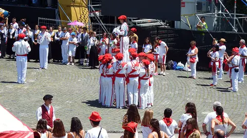 Festival de danzas en la Plaza de los Fueros de Pamplona