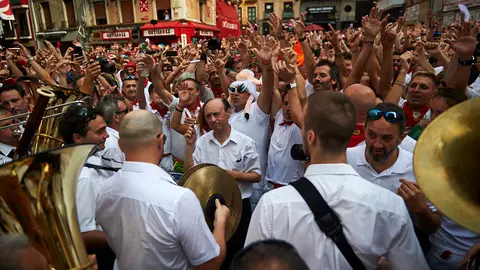 El Riau Riau sale del Ayuntamiento y recorre las calles de Pamplona en el primer día de fiestas. MIGUEL OSÉS