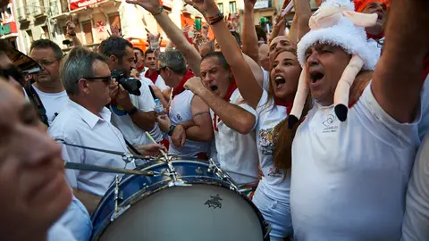 El Riau Riau sale del Ayuntamiento y recorre las calles de Pamplona en el primer día de fiestas. MIGUEL OSÉS