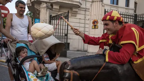 La comparsa de Gigantes y Cabezudos hace su primera aparición en las fiestas de San Fermín llenando de felicidad a cientos de niños y mayores. Maite H. Mateo 10